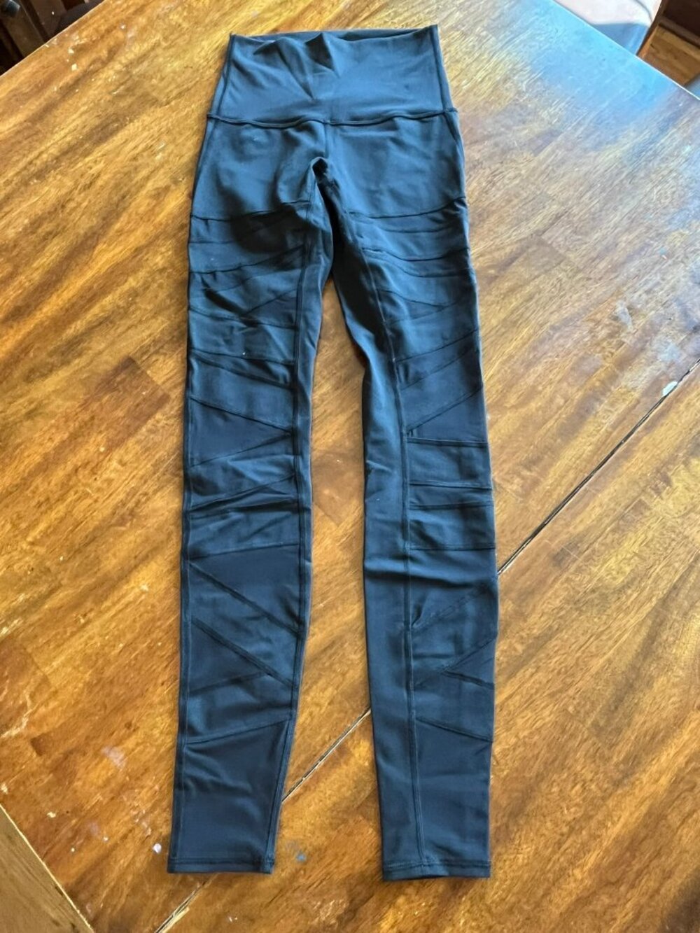 Lululemon Black Mesh Panel Leggings Sz 4 *Pilling
